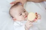 רעשן מתגלגל מעץ צבעי פסטל