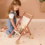 עגלת בובה מעץ - פרחים ופרפרים