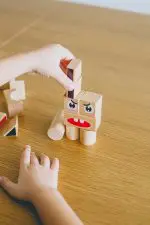 קוביות עץ רגשות ופרצופים