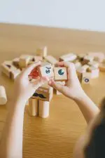 קוביות עץ רגשות ופרצופים