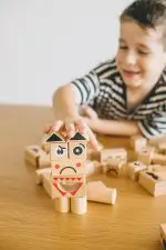 קוביות עץ רגשות ופרצופים