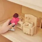 סט רהיטים מעץ לבית בובות בסגנון ויקטוריאני