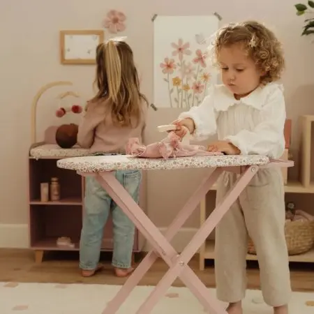 מגהץ ושולחן גיהוץ מעץ