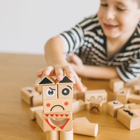 קוביות עץ רגשות ופרצופים